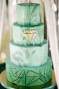 四层绿色婚礼蛋糕图片