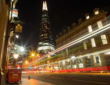 中央游客标志伦敦市中心街晚上和沙地人一起图片
