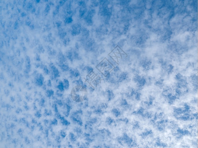 大天p图素材风景贝图姆清除在部分多云的蓝色天空上有许多云点背景