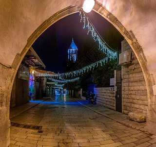 以色列遗产夜行在古老城市的阴暗街道上图片