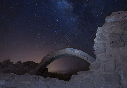 罗马以色列沙漠公园废墟的星空背景图片