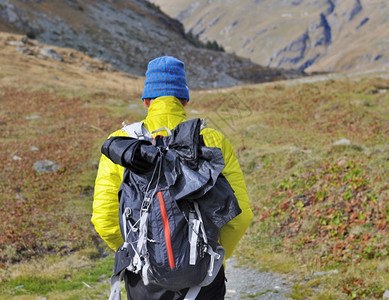 行走在山里的背包客图片