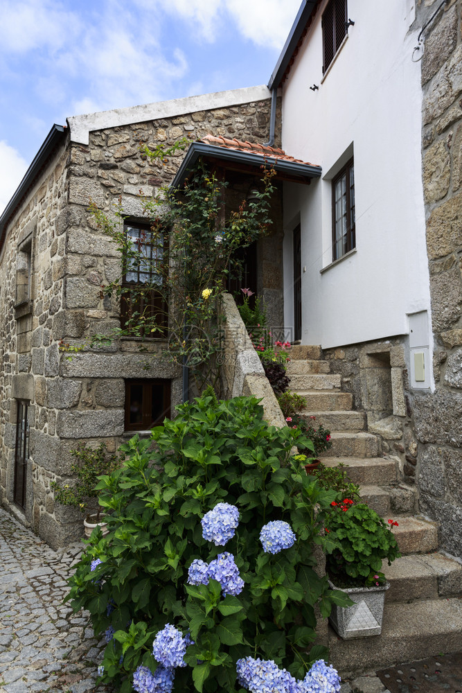在葡萄牙BeiraAlta的LinharesdaBeira这个历史村庄的狭小街道上看到花岗岩楼梯和巴勒斯贸易阿尔塔美丽的狭窄图片