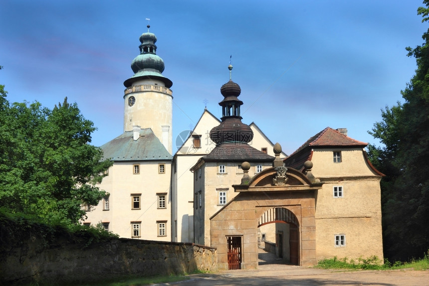历史老的进入捷克莱姆伯城堡的大门建造图片