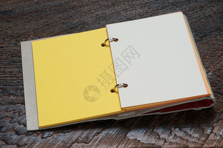 黄色的写导航木背景上黄页的公开笔记本图片
