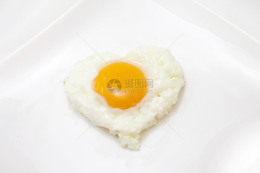 熏肉白背景有新鲜鸡蛋的食品背景送达健康图片