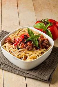 食物香肠照片美味的意大利面和木制桌上肉酱餐巾图片