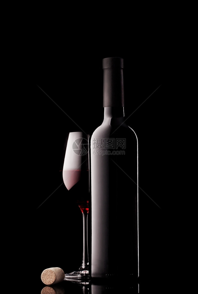 高脚杯罐瓶装酒和红葡萄黑色背景的软木白图片