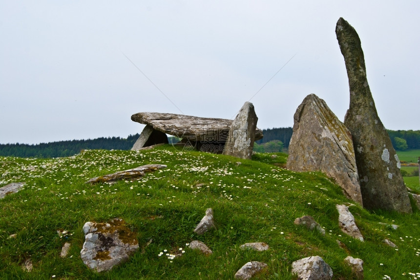 苏格兰的Cairnholy石头古墓称为Cairnholy石过去的古老精神图片