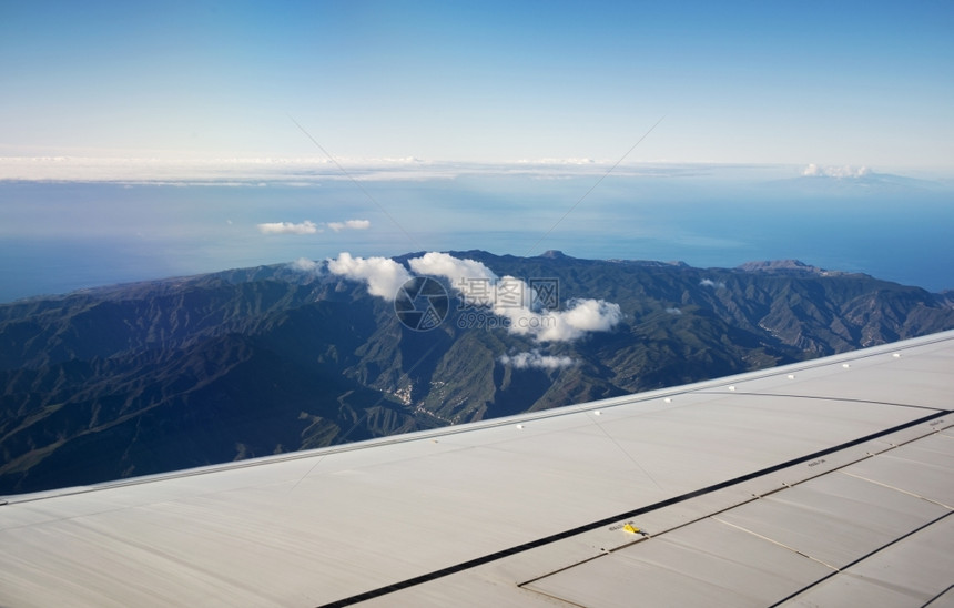 从飞机上看向火山图片