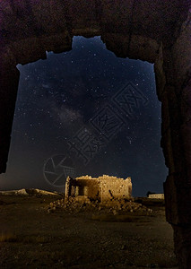 罗马以色列沙漠公园废墟的星空背景图片