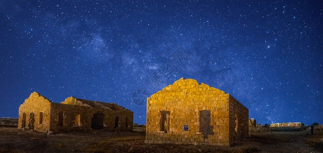 罗马以色列沙漠公园废墟的星空背景图片