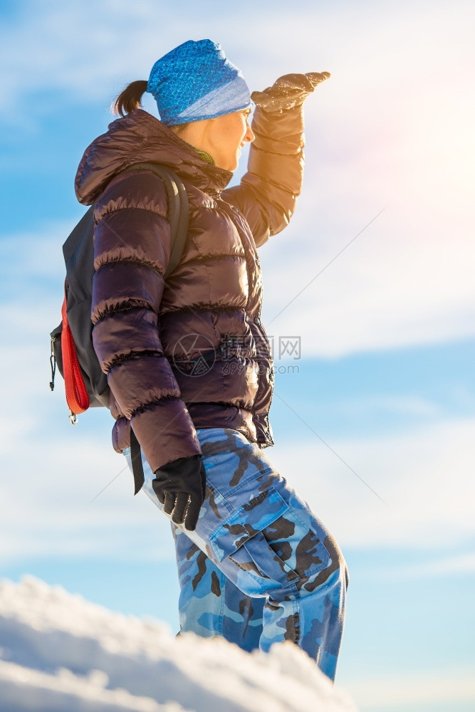 在雪中漫步人们积极的活动图片