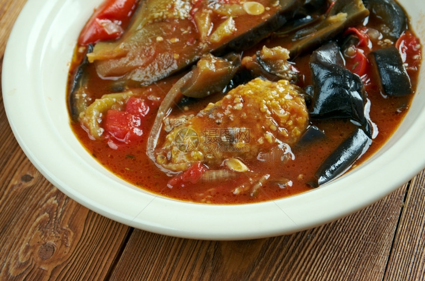 TepsiBaytinijan伊拉克流行的锅炉菜是乌贝里因烤盘配有肉丸西红柿洋葱和大蒜受欢迎的番茄子图片