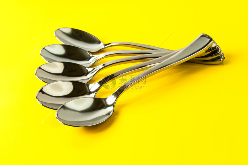 刀具一种厨房在黄色背景金属下涂漆的塑料勺子图片