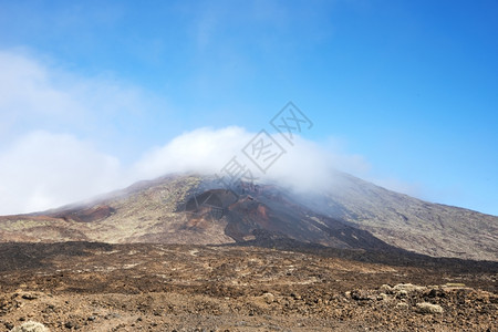 远眺西班牙西班牙火山的火山口图片