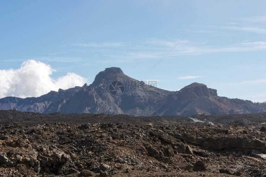 远眺西班牙西班牙火山的火山口图片