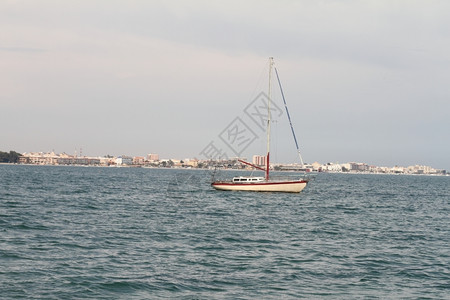 海滩上的轮船高清图片