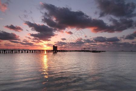 沿海城市日落风景图片