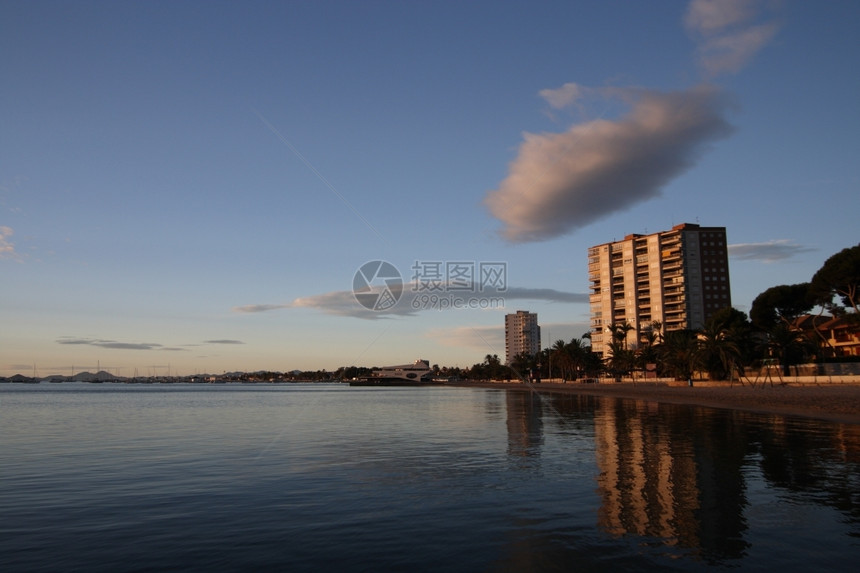 傍晚沿海城市风景图片