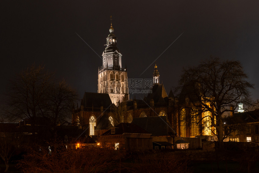 荷兰夜晚地标上在zutphen的Walburgischurch图片