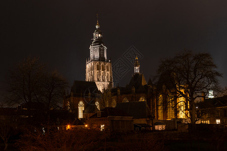 荷兰夜晚地标上在zutphen的Walburgischurch图片