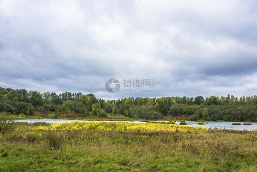 景观路秋天的风与河流和阴云的天空树木图片