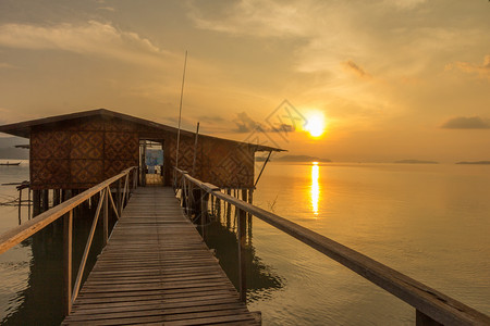 水海洋东泰国普吉岛攀牙湾高跷房屋升起的太阳图片