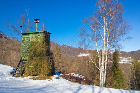 雪山美景和小屋子图片