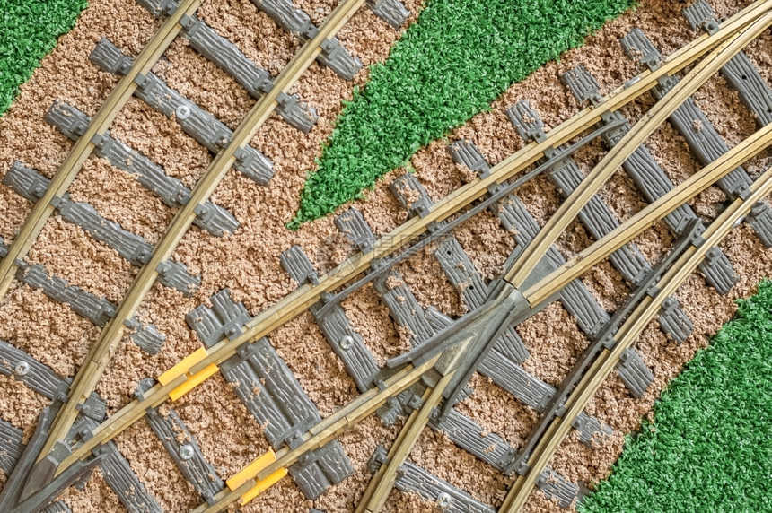 金属铁路轨道交接点模型的宏积分追踪图片