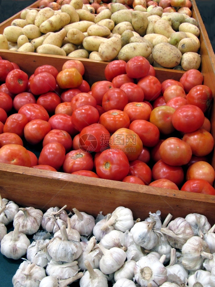 蔬菜柜中的大蒜马铃薯和番茄健康红色的成熟图片