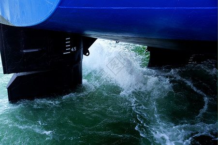 舵运输蓝色的流自螺旋桨船水确实流动图片
