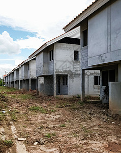 天空建造筑学泰国因经济下滑而遗弃城市村庄的房屋7背景图片