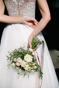 穿着婚纱的新娘手里拿着婚礼花束图片
