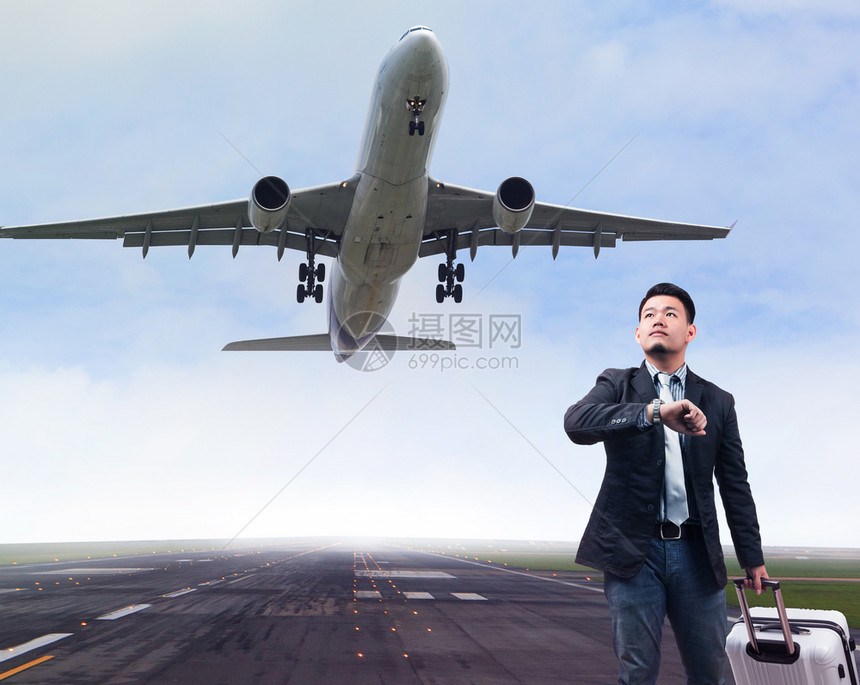 男人飞机场运输生意人和飞机起图片