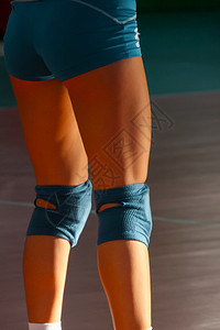 大腿运动锻炼配戴膝盖帽垫护盾的妇女腿图片