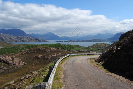 山间的美景和道路背景图片