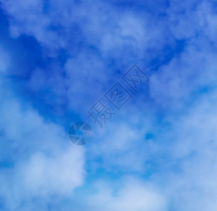飞机拉烟蓝色背景带抽象云彩烟自然天空设计图片