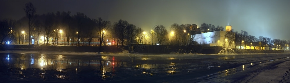 夜晚的维尔纽斯全景城市灯光在河中反射建筑学红色的立陶宛图片