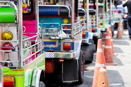 泰国Tuktuks出租车正面曼谷亚洲图片