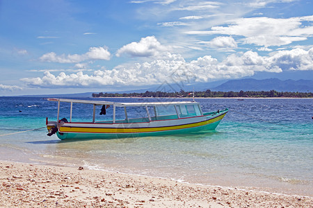 传统的在亚洲印度尼西GiliMeno海滩的传统船吉利美诺图片