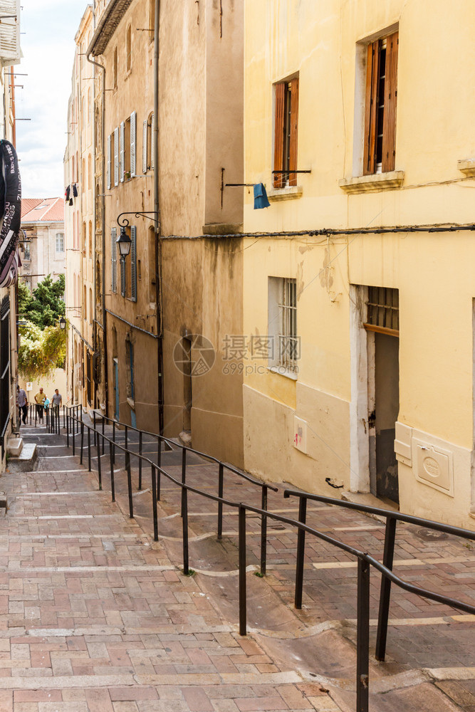 海伦在法国马赛旧港区一条陡峭的街道上欧洲老图片