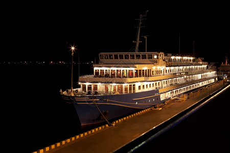港口游轮夜间观光航海的美丽假期图片