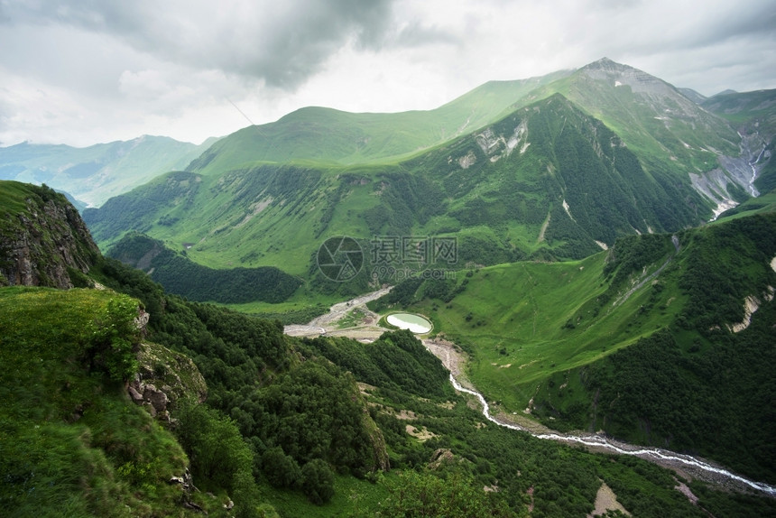 户外雨沟壑格鲁吉亚高加索山脉的峰值和坡度格鲁吉亚图片