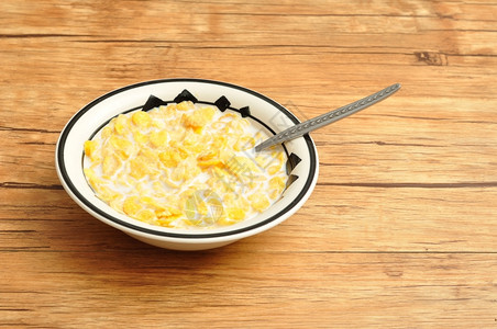 勺子节食薄片早餐用一碗玉米花图片