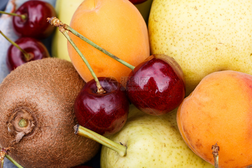 一个碗中的杏子梨樱桃和鱼甜的水果健康图片