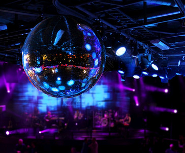 在迪斯科镜像球灯下播放乐团音俱部派对背景图片