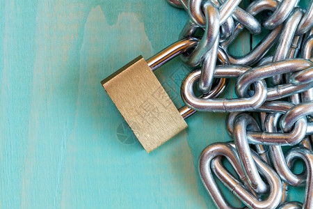 越过铬合金木头蓝背景的锁链和挂背景图片
