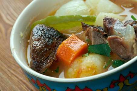 食物牛肉Nikujaga日本肉土豆和洋葱菜盘加糖的高清图片