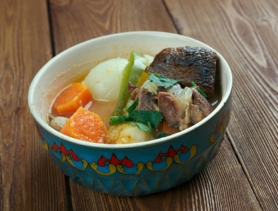 炖盘子食物Nikujaga日本肉土豆和洋葱菜盘图片